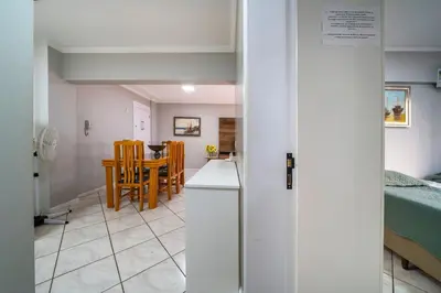 A cozinha ou kitchenette de A02 - Estrela do Mar 403 A - Centro de Bombinhas - 50m do mar - Ótima localização