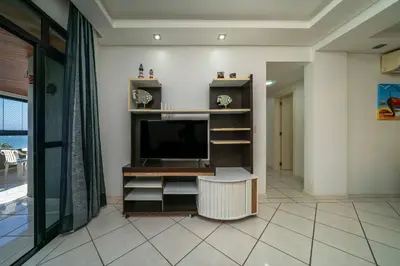 Uma televisão e/ou sistema de entretenimento em A08 - Laélia Purpurata - Apartamento frente mar 03 dormitórios