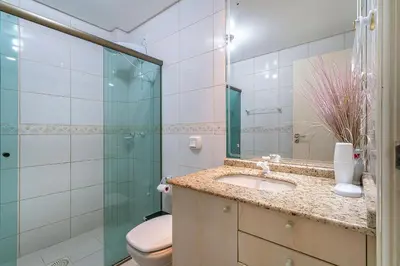 Uma casa de banho em A08 - Laélia Purpurata - Apartamento frente mar 03 dormitórios