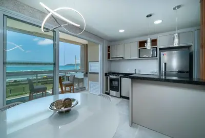A cozinha ou kitchenette de A13 - APARTAMENTO BEIRA MAR NA PRAIA DE BOMBAS 02 SUÍTES