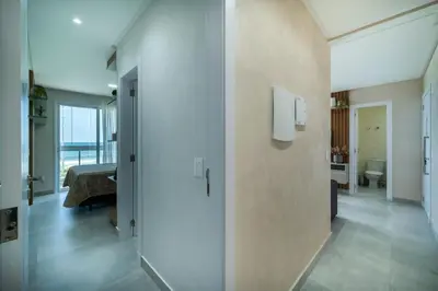 Uma cama ou camas num quarto em A13 - APARTAMENTO BEIRA MAR NA PRAIA DE BOMBAS 02 SUÍTES