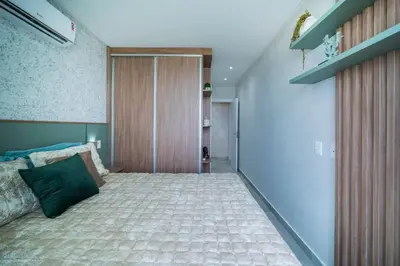 Uma cama ou camas num quarto em A13 - APARTAMENTO BEIRA MAR NA PRAIA DE BOMBAS 02 SUÍTES