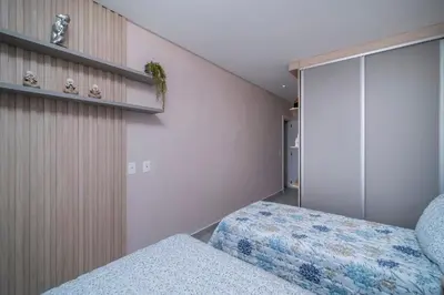 Uma cama ou camas num quarto em A13 - APARTAMENTO BEIRA MAR NA PRAIA DE BOMBAS 02 SUÍTES