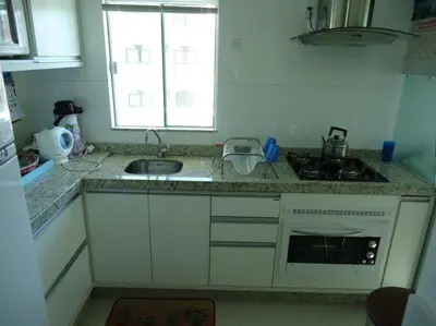 A cozinha ou kitchenette de A15 - APARTAMENTO 2 DORMITÓRIOS NO CENTRO DE BOMBINHAS ALUGUEL DE TEMPORADA
