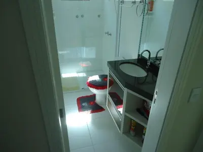 Uma casa de banho em A15 - APARTAMENTO 2 DORMITÓRIOS NO CENTRO DE BOMBINHAS ALUGUEL DE TEMPORADA