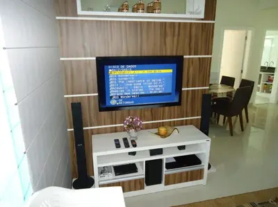 Uma televisão e/ou sistema de entretenimento em A15 - APARTAMENTO 2 DORMITÓRIOS NO CENTRO DE BOMBINHAS ALUGUEL DE TEMPORADA