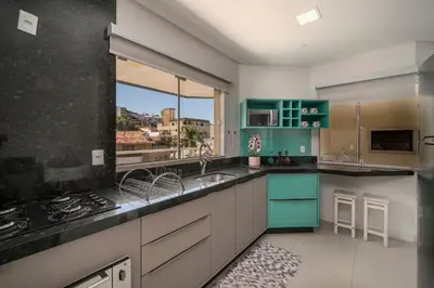 A planta de A17 - APARTAMENTO ALUGUEL DE TEMPORADA 03 SUÍTES PRÓXIMO AO MAR NO CENTRO DE BOMBINHAS