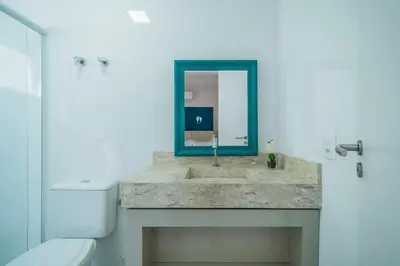 A planta de A17 - APARTAMENTO ALUGUEL DE TEMPORADA 03 SUÍTES PRÓXIMO AO MAR NO CENTRO DE BOMBINHAS