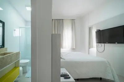A planta de A17 - APARTAMENTO ALUGUEL DE TEMPORADA 03 SUÍTES PRÓXIMO AO MAR NO CENTRO DE BOMBINHAS