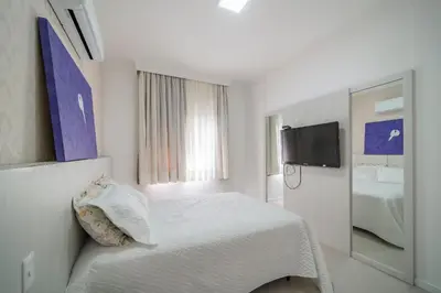 A planta de A17 - APARTAMENTO ALUGUEL DE TEMPORADA 03 SUÍTES PRÓXIMO AO MAR NO CENTRO DE BOMBINHAS