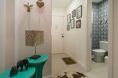 A planta de A17 - APARTAMENTO ALUGUEL DE TEMPORADA 03 SUÍTES PRÓXIMO AO MAR NO CENTRO DE BOMBINHAS