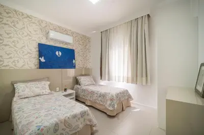 A planta de A17 - APARTAMENTO ALUGUEL DE TEMPORADA 03 SUÍTES PRÓXIMO AO MAR NO CENTRO DE BOMBINHAS