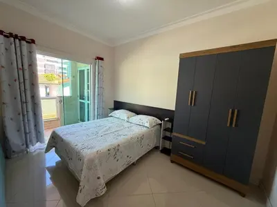 Uma cama ou camas num quarto em A26 - APARTAMENTO 2 DORMITÓRIOS NO CENTRO DE BOMBINHAS