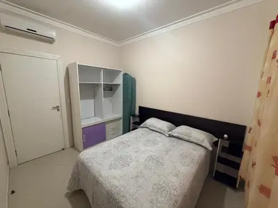 Uma cama ou camas num quarto em A26 - APARTAMENTO 2 DORMITÓRIOS NO CENTRO DE BOMBINHAS