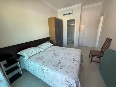 Uma cama ou camas num quarto em A26 - APARTAMENTO 2 DORMITÓRIOS NO CENTRO DE BOMBINHAS