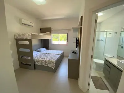 Uma cama ou camas num quarto em A40 - Águas Azuis Apartamento de duas suítes