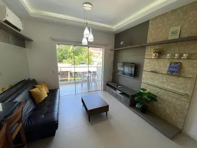 Uma televisão e/ou sistema de entretenimento em A40 - Águas Azuis Apartamento de duas suítes