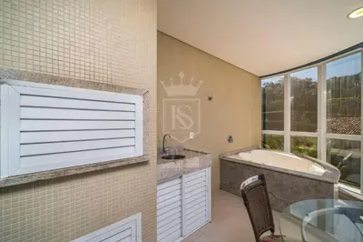 A cozinha ou kitchenette de A47 -Águas Azuis 302 bl 01 - Apartamento no centro de Bombinhas - 3 suítes - Jacuzzi