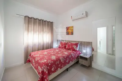 Uma cama ou camas num quarto em A47 -Águas Azuis 302 bl 01 - Apartamento no centro de Bombinhas - 3 suítes - Jacuzzi