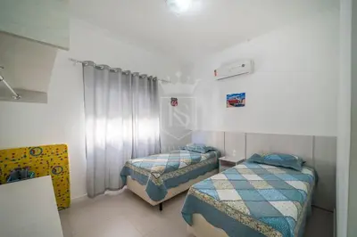 Uma cama ou camas num quarto em A47 -Águas Azuis 302 bl 01 - Apartamento no centro de Bombinhas - 3 suítes - Jacuzzi