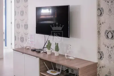 Uma televisão e/ou sistema de entretenimento em A47 -Águas Azuis 302 bl 01 - Apartamento no centro de Bombinhas - 3 suítes - Jacuzzi