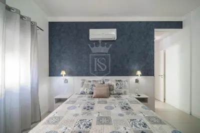 Uma cama ou camas num quarto em A47 -Águas Azuis 302 bl 01 - Apartamento no centro de Bombinhas - 3 suítes - Jacuzzi