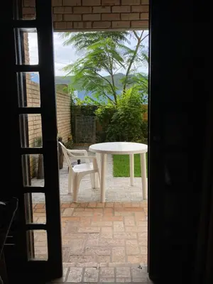 Uma varanda ou terraço em Quarto com banheiro privativo em Chalé Aconchegante.