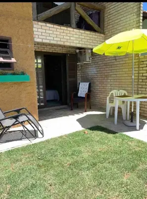 Um pátio ou outra área exterior em Quarto com banheiro privativo em Chalé Aconchegante.