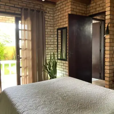 Quarto com banheiro privativo em Chalé Aconchegante.