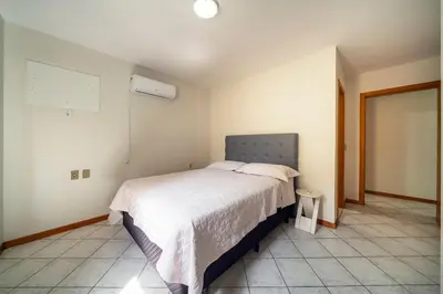 Uma cama ou camas num quarto em A43 - Estrela do Mar Apto 202 Bl B - Apartamento de 02 dormitórios em Bombinhas centro