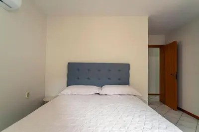 Uma cama ou camas num quarto em A43 - Estrela do Mar Apto 202 Bl B - Apartamento de 02 dormitórios em Bombinhas centro