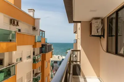 Uma vista do mar geral ou uma vista do mar a partir do apartamento