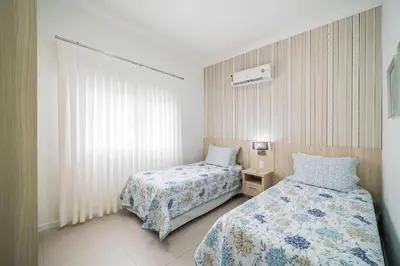 Uma cama ou camas num quarto em A05 - 101 bl 02 - Águas Azuis - Apartamento na Avenida de Bombinhas
