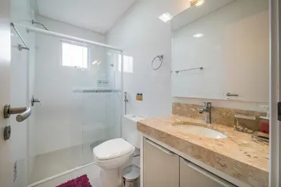 Uma casa de banho em A05 - 101 bl 02 - Águas Azuis - Apartamento na Avenida de Bombinhas