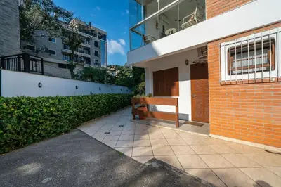 O edifício onde o apartamento está situado