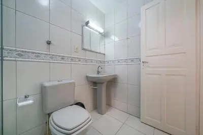 Uma casa de banho em A36 - AP 05 - Maria Angélica - Apto na avenida - 01 dormitório