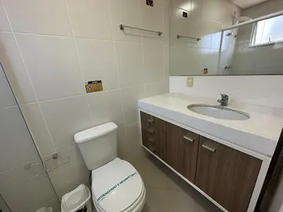 Uma casa de banho em A56 - Alameda Verde - Apto 102 - Centro de Bombinhas