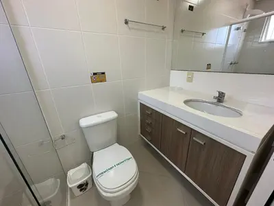Uma casa de banho em A56 - Alameda Verde - Apto 102 - Centro de Bombinhas