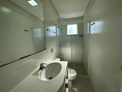 Uma casa de banho em A56 - Alameda Verde - Apto 102 - Centro de Bombinhas