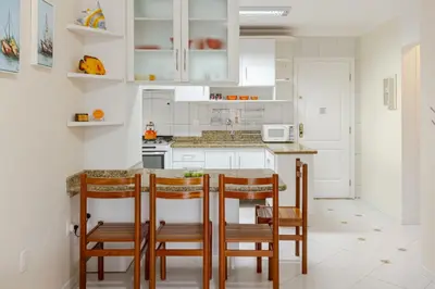 A cozinha ou kitchenette de A 2 quadras da praia em Itapema VM7682
