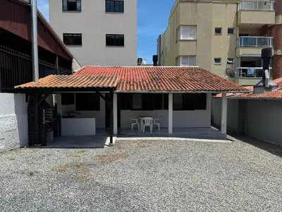 O edifício onde o apartamento está situado