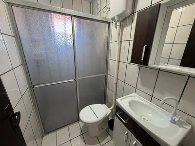 Uma casa de banho em A86 - Casa 02 dormitórios no centro.