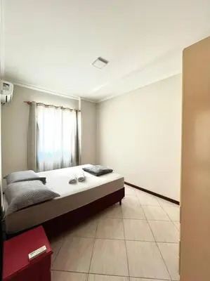 Uma cama ou camas num quarto em Residencial Caravelas - Apto Completo 150m da Praia