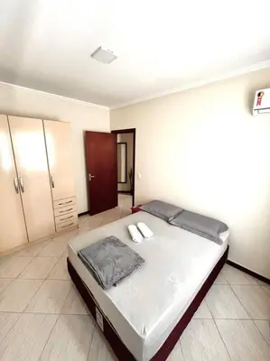 Uma cama ou camas num quarto em Residencial Caravelas - Apto Completo 150m da Praia