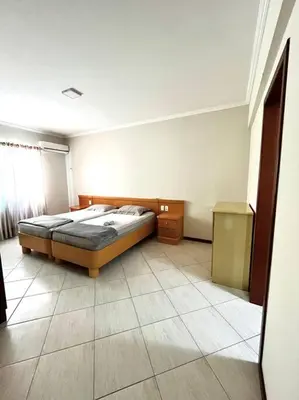 Uma cama ou camas num quarto em Residencial Caravelas - Apto Completo 150m da Praia