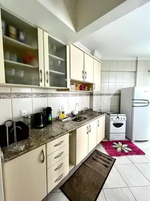 A cozinha ou kitchenette de Residencial Caravelas - Apto Completo 150m da Praia