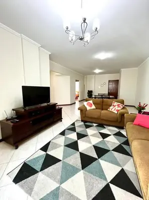 Uma televisão e/ou sistema de entretenimento em Residencial Caravelas - Apto Completo 150m da Praia