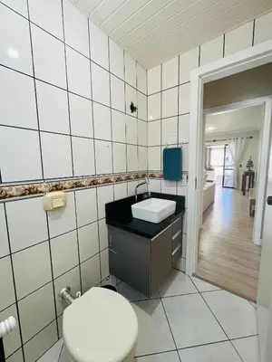 Uma casa de banho em APARTAMENTO EM MEIA PRAIA ITAPEMA 3 QUARTOs