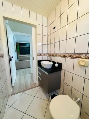 Uma casa de banho em APARTAMENTO EM MEIA PRAIA ITAPEMA 3 QUARTOs