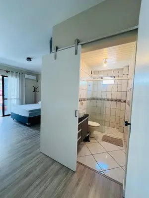 Uma casa de banho em APARTAMENTO EM MEIA PRAIA ITAPEMA 3 QUARTOs